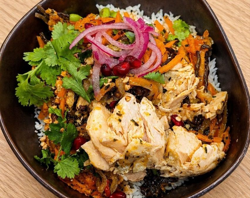 Bowl effiloché poulet et saumon, coriandre fraîche, pickles colorés et éclats de grenade