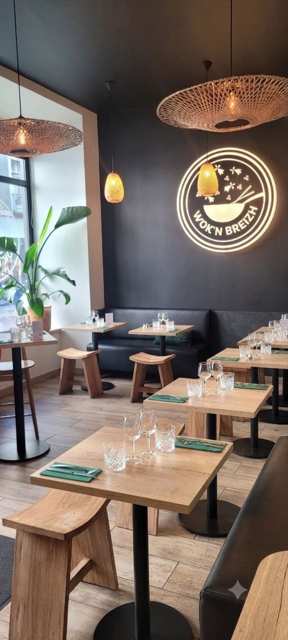 Salle du restaurant Wok’n Breizh à Rennes — ambiance chaleureuse encre et or