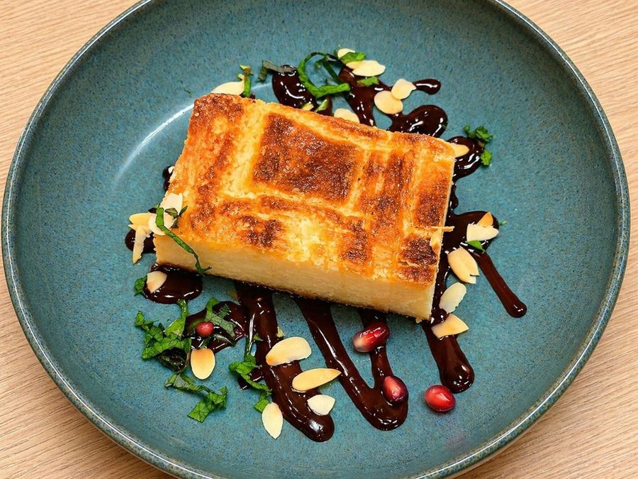 Moelleux au chocolat nappé de sauce chocolat, amandes effilées et éclats de grenade