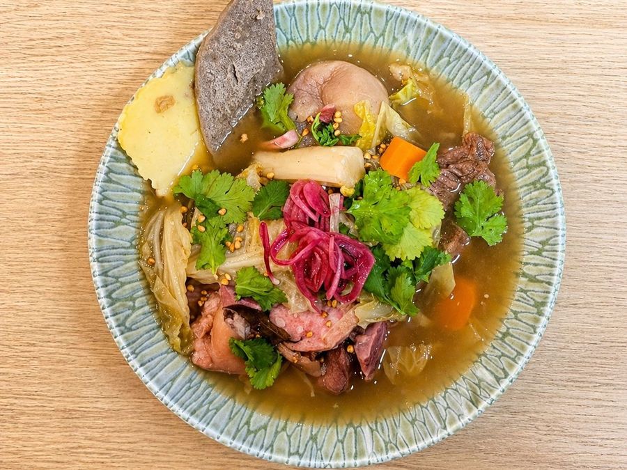 Kig ha farz revisité : bouillon breton, far noir et blanc, viandes fondantes, sarrasin soufflé