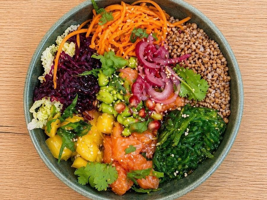 Poke bowl saumon, mangue, wakame, edamame et sarrasin soufflé, vue du dessus
