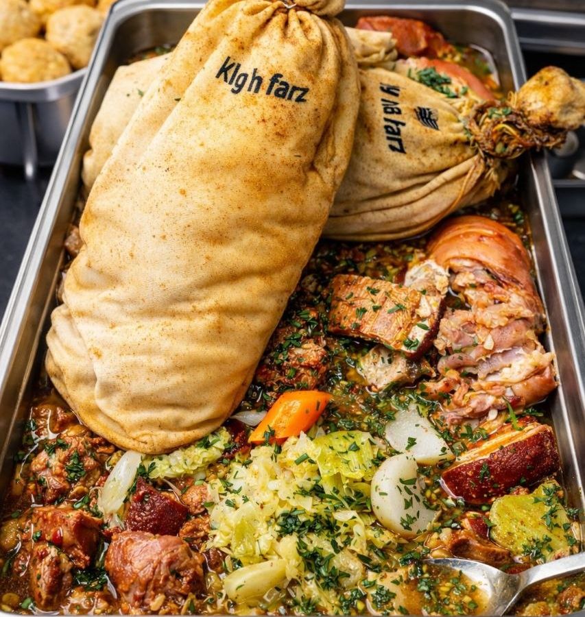Kig ha farz en bac gastro : deux far en sac, bouillon, viandes, chou et pommes de terre, dressé pour un buffet traiteur